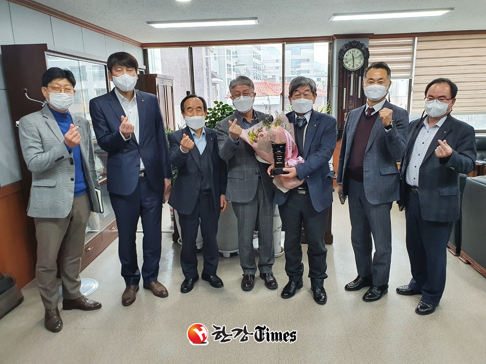 동서울농협 박유선 조합장(오른쪽 세번째)이 농협서울지역본부 이대엽 본부장(오른쪽 네번째)으로부터 상패를 전달받고 있다