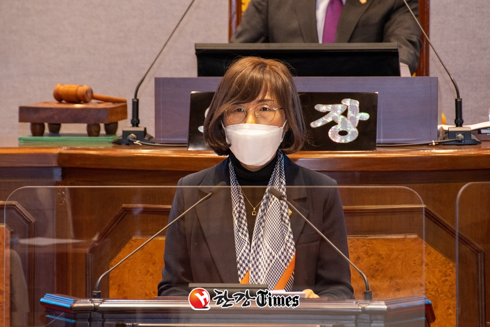 이상애 의원이 5분 자유발언에 나서고 있다