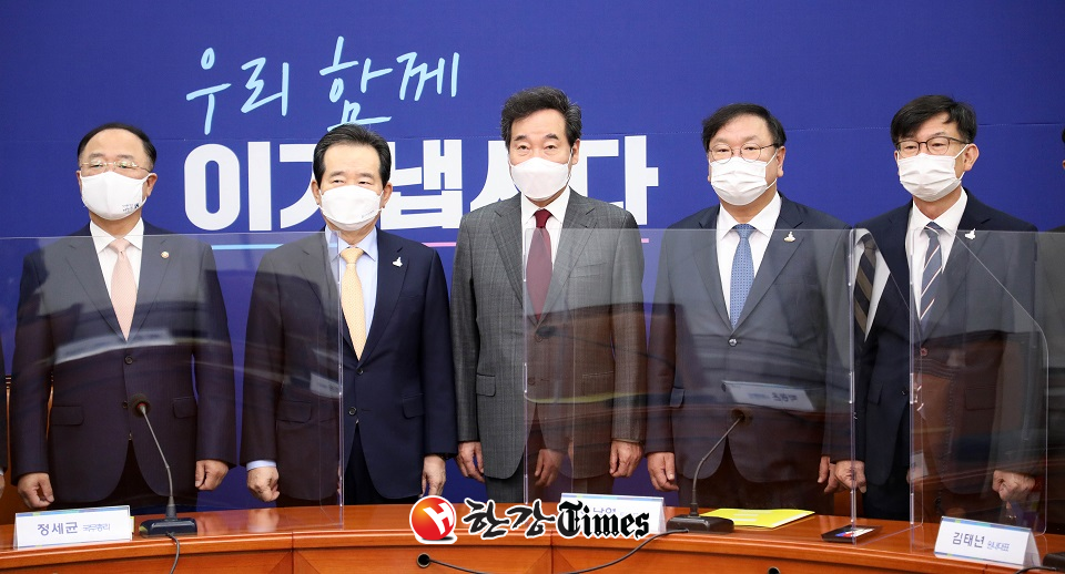 더불어민주당과 정부, 청와대가 28일 고위당정청회의를 갖고 4차 재난지원금 논의를 이어간다 (사진=뉴시스)