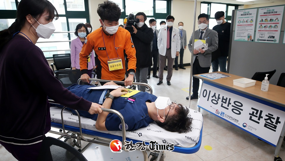 2일 오전 광주 동구 조선대학교병원 의성관에 설치된 호남권역예방접종센터에서 화이자 백신 접종 모의훈련. 이상반응을 호소한 접종자 응급처치 (사진=뉴시스)