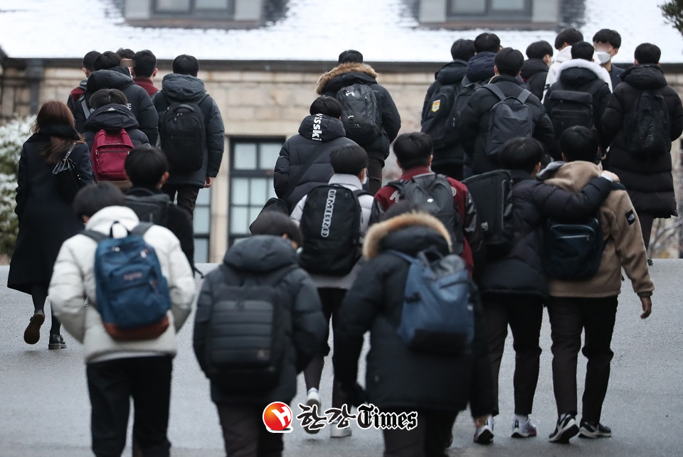 전국 유치원생, 초등 1-2학년, 고3 학생이 등교를 시작한 2일 서울 중앙고등학교에서 학생들이 등교하고 있다. (사진=뉴시스)