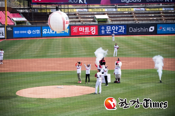 사진=신선진 기자 시구자로 선정된 조원시장 소상공인 4명이 함께 시구를 펼치고 있다.