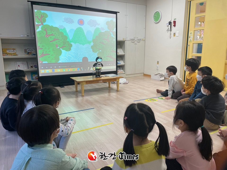 인공지능 로봇 리쿠가 어린이들에게 구연동화를 들려주고 있다.