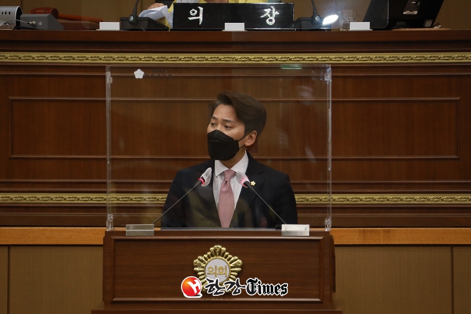 이민석 마포구의회 의원이 5분 자유발언에 나서고 있다,
