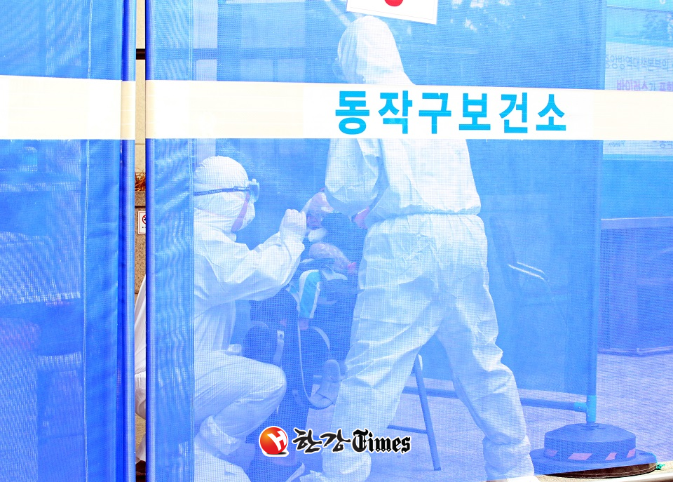 동작구보건소 선별진료소에서 코로나19 검사를 실시하고 있다