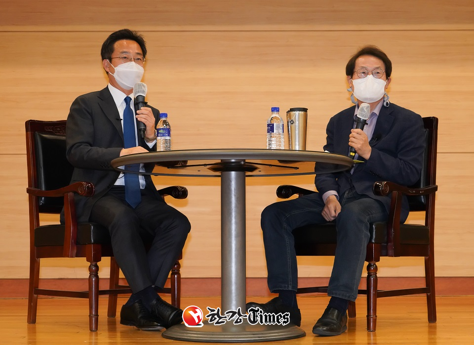 박성준 의원이 조희연 교육감을 초청해 토론회를 열고 있다