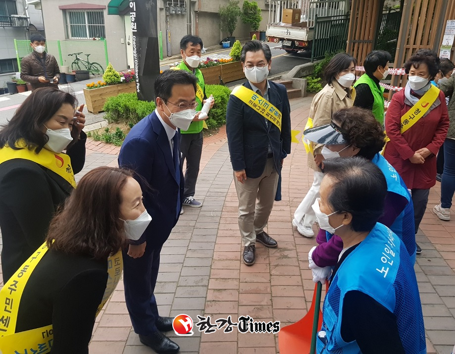 박성준 의원이 시구의원들과 함께 관내 공공근로 어르신들을 방문해 애로사항 등을 청취하고 있다.
