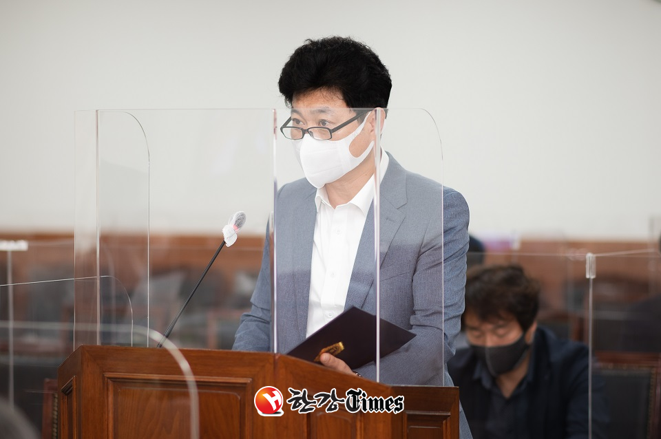 신민철 의원이 대표 발의한 택시 산업 발전 지원 조례안이 상임위를 통과했다