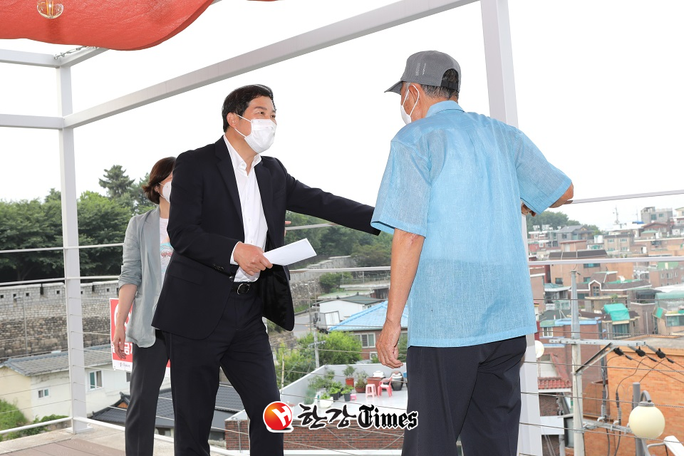 길기영 의원이 주민들과 함께 현장을 살펴보고 있다.