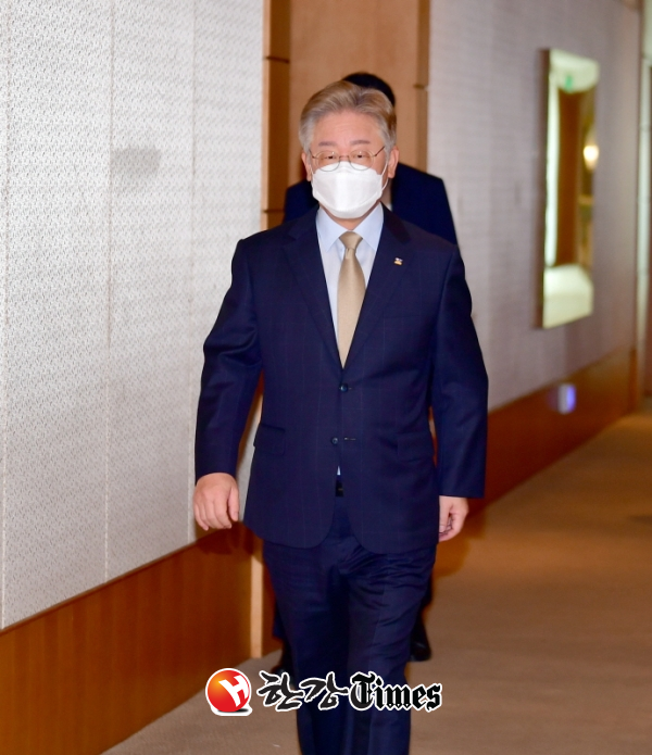 이재명 경기도지사가 온라인 간담회장으로 입장하고 있다.