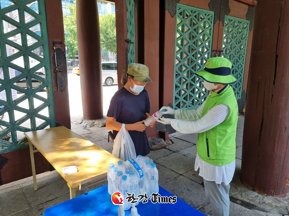 얼음물을 전달하고 있는 종로구 관계자의 모습