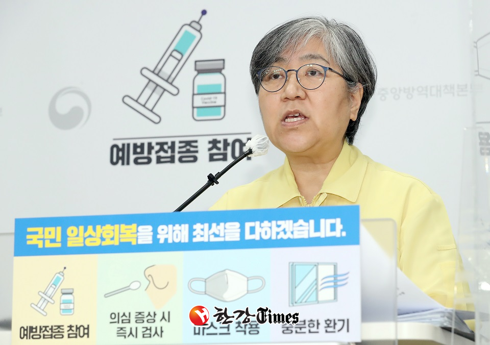 정은경 코로나19 예방접종대응추진단장(질병관리청장)이 30일 오후 충북 청주 질병청에서 18~49세 약 1700만명 등에 대한 사전 예약 방식과 일정, 접종 기간 및 백신 등 코로나19 예방접종 8월 시행 계획을 발표하고 있다. (사진=뉴시스)