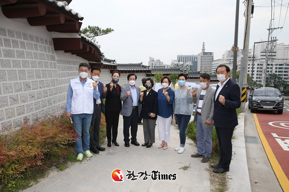 양천구의회 의원들을 안내하고 있는 종로구의회 의원