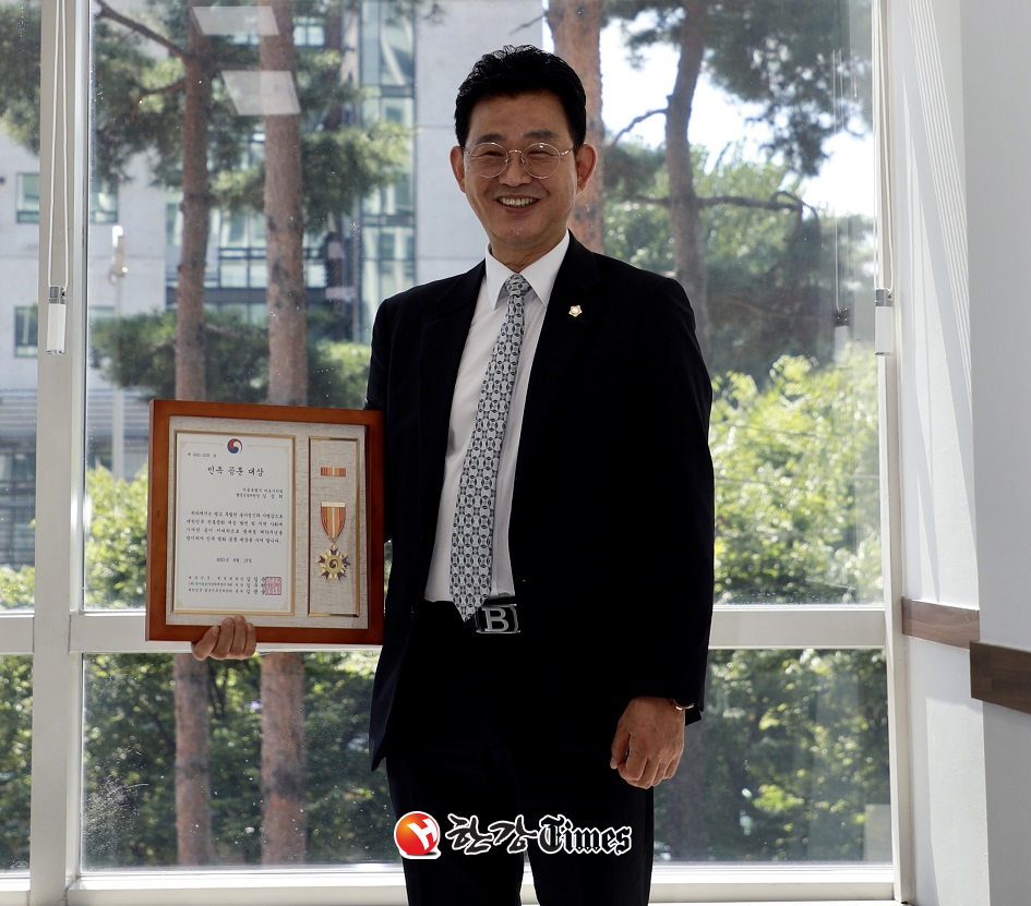 김성희 마포구의회 의원이 민족 공훈 대상을 수상했다