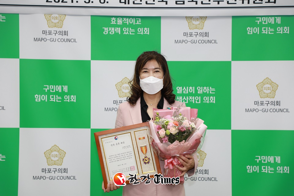 강명숙 마포구의원이 민족 공훈 대상을 수상했다