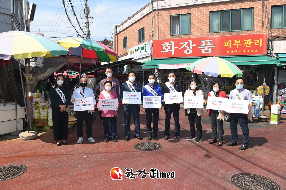영등포구의회 의원들과 직원들이 전통시장 살리기 캠페인과 장보기 행사를 열었다.