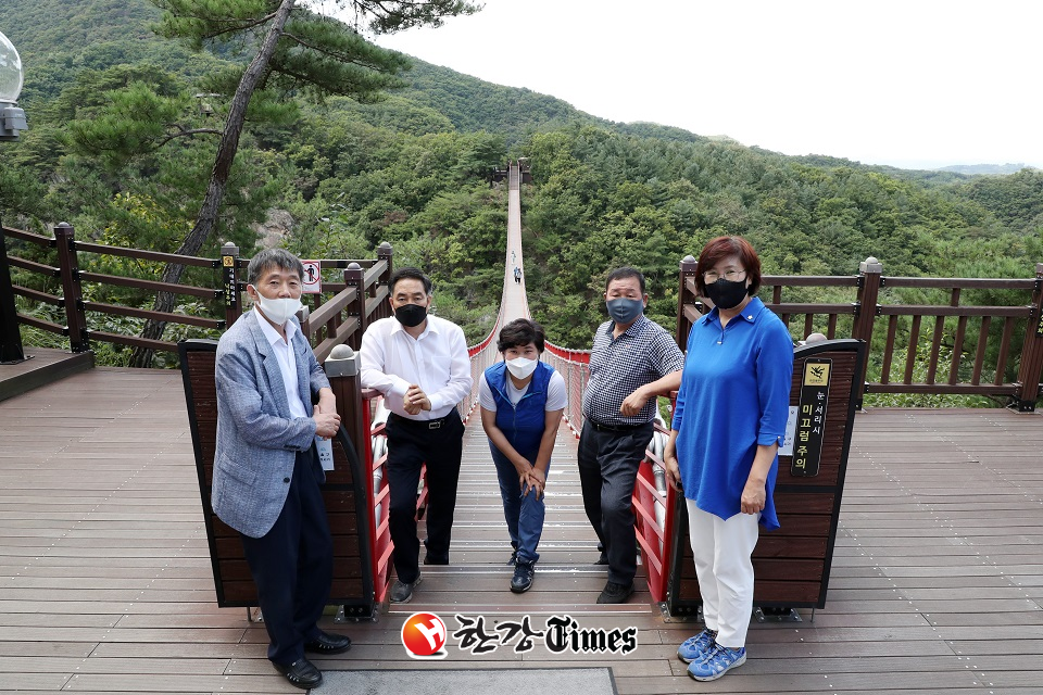 감악산 출렁다시 현장답사 (왼쪽부터) 김영준 의원, 이백균 의원, 김명희 의원, 이상수 의원, 최미경 의원