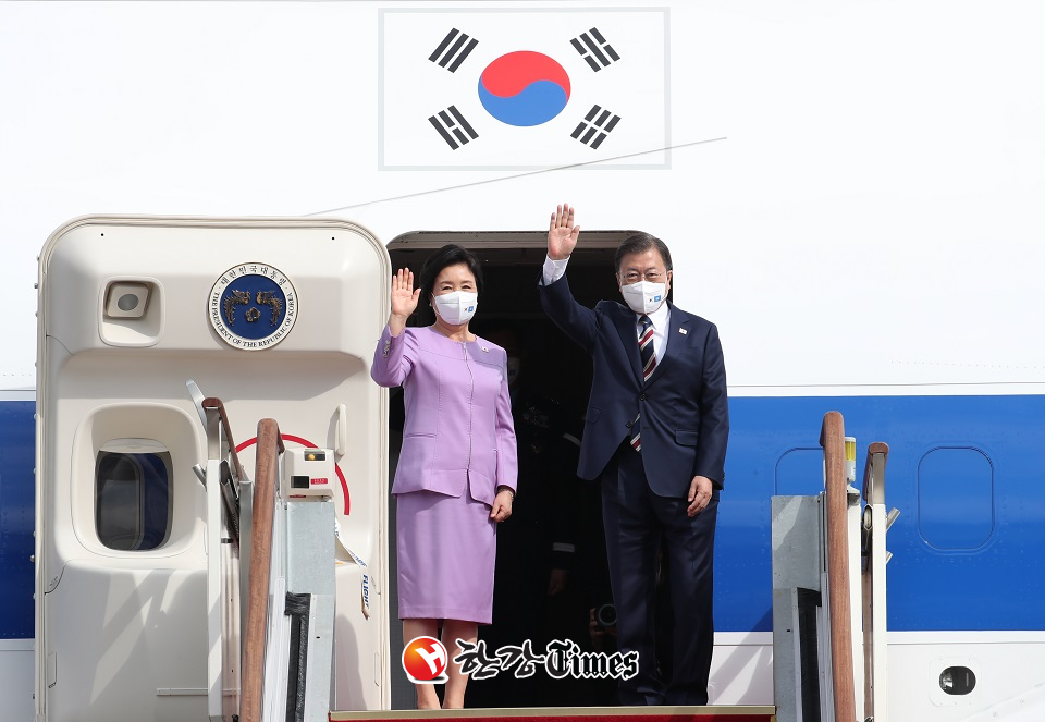 유엔(UN)총회 참석을 위해 미국 뉴욕을 방문하는 문재인 대통령과 김정숙 여사가 19일 경기 성남 서울공항에서 공군1호기에 탑승해 환송 인사들을 향해 손 흔들어 인사하고 있다. (사진=뉴시스)