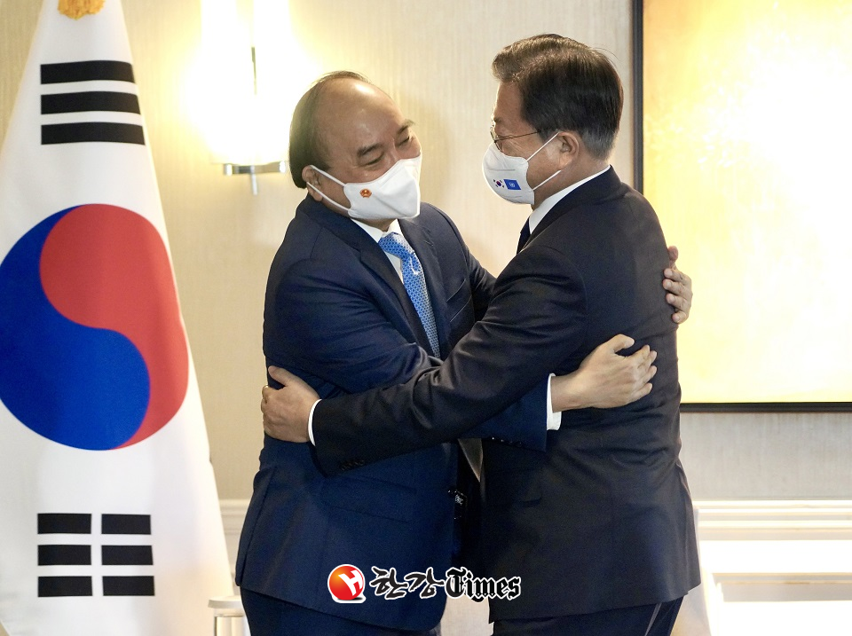 문재인 대통령이 21일(현지시간) 미국 뉴욕의 한 호텔에서 열린 응우옌 쑤언 푹 베트남 국가주석과 한·베트남 정상회담을 하기에 앞서 인사하고 있다. (사진=뉴시스)