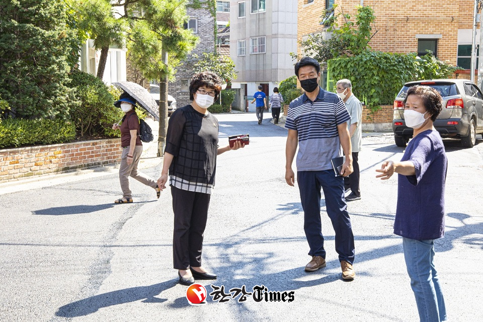 도로 포장 공사 현장을 방문해 이야기를 나누고 있는 유인애 의원
