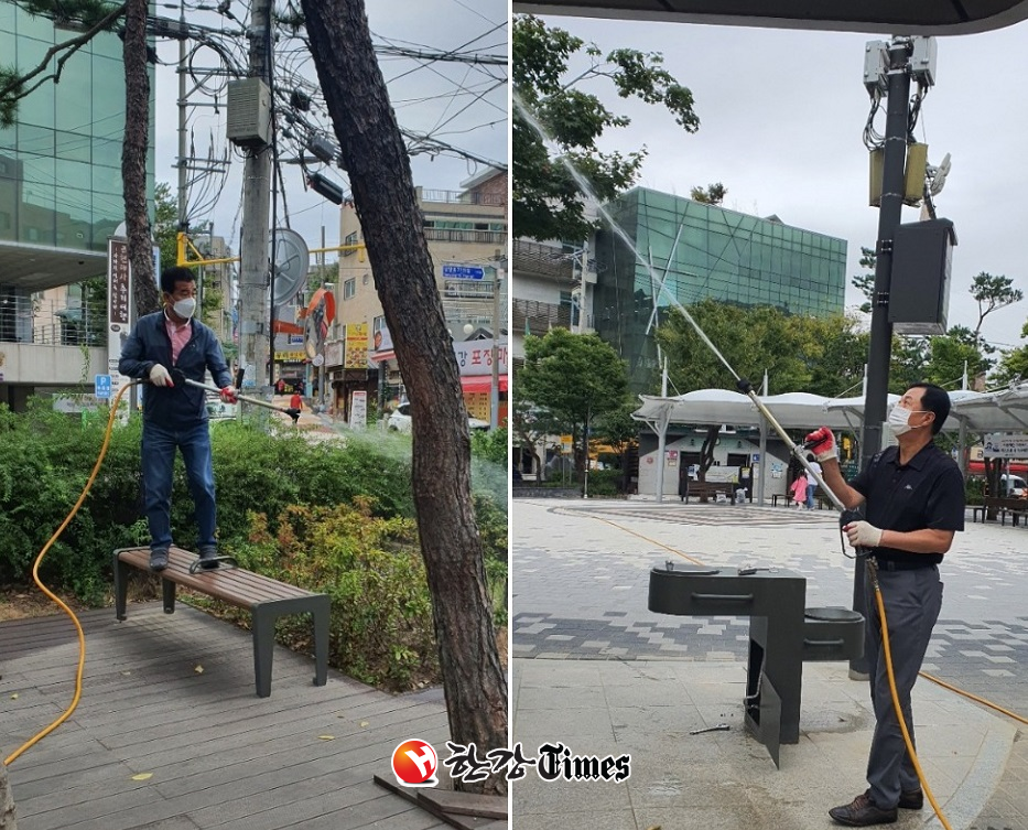 강북구의회 조윤섭 의원과 이성희 전 시의원이 수유일공원에서 가을 모기 퇴치 방역을 실시하고 있다
