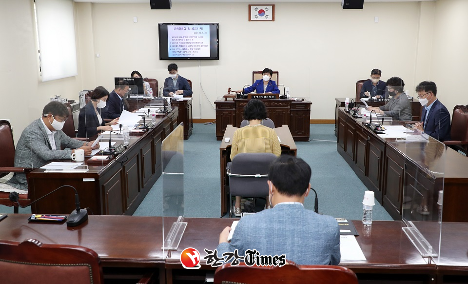 강북구의회 운영위원회 회의 모습