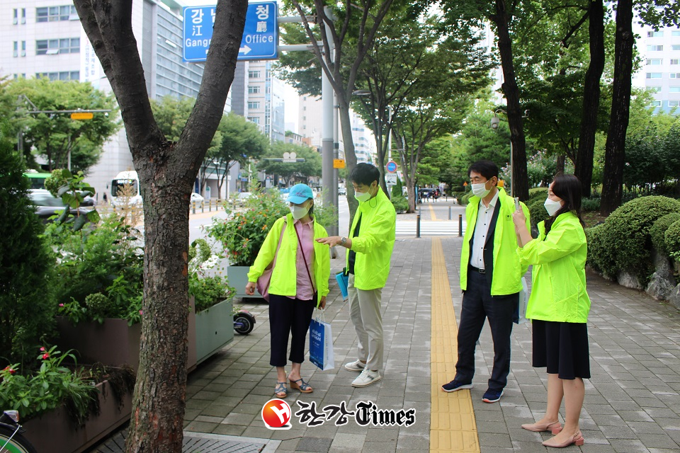 주민불편개선단이 가로변 불편 사항을 체크하고 있다