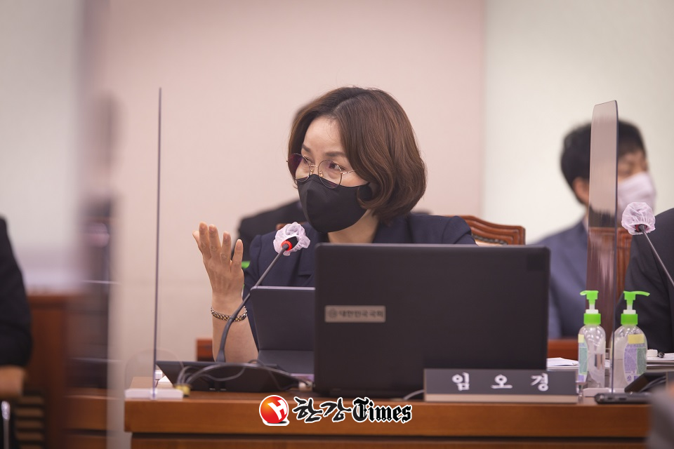 임오경 의원이 국감 질의에 나서고 있다