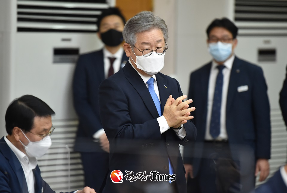 민주당 대선 후보인 이재명 지사의 행정안전위 경기도 국감을 하루 앞두고 전운이 감돌고 있다 (사진=뉴시스)
