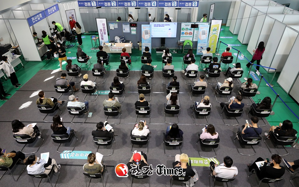 서대문구 북아현문화센터에 마련된 코로나19 예방접종센터에서 백신 접종을 마친 시민들이 이상반응 모니터링을 위해 대기하고 있다. (사진=뉴시스)
