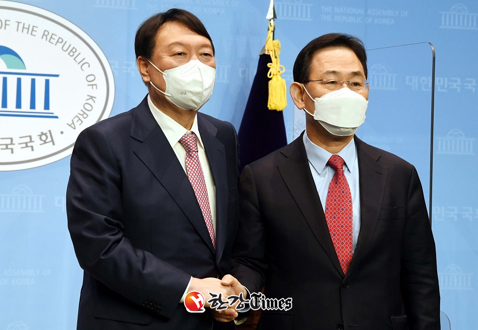 윤석열(왼쪽) 국민의힘 대선 경선 후보와 선거대책위원장으로 합류한 주호영 의원이 17일 오전 서울 여의도 국회 소통관에서 공동 기자회견을 갖은 뒤 손을 잡고 있다 (사진=뉴시스)
