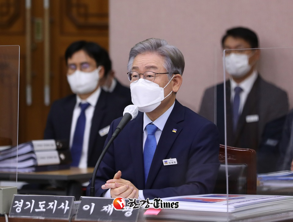 이재명 경기지사가 18일 오후 경기도 수원시 팔달구 경기도청에서 열린 국회 행정안전위원회의 경기도에 대한 국정감사에서 마지막 질의에 답변하고 있다.(사진=뉴시스)