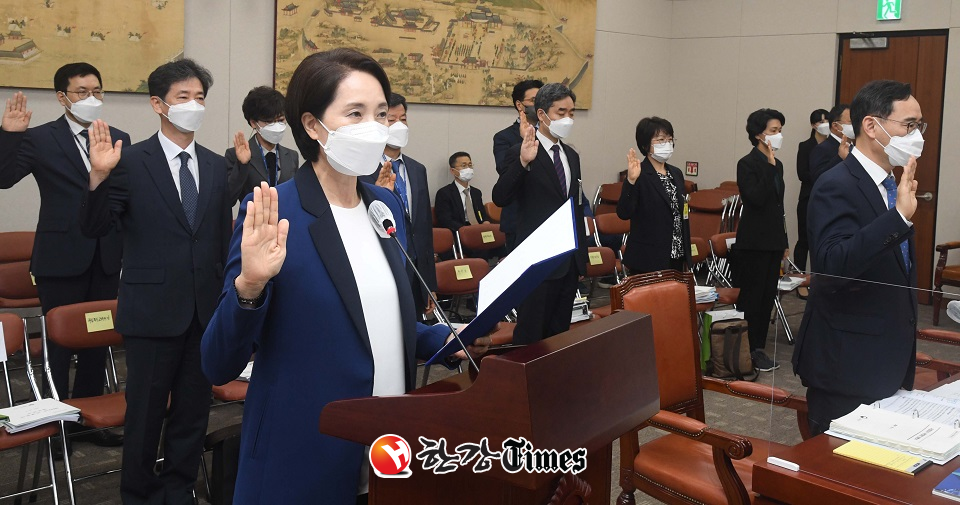 국회 교육위원회에서 열린 교육부에 대한 국정감사에서 유은혜 부총리 겸 교육부 장관과 산하 단체장들이 선서를 하고 있다. (사진=뉴시스)