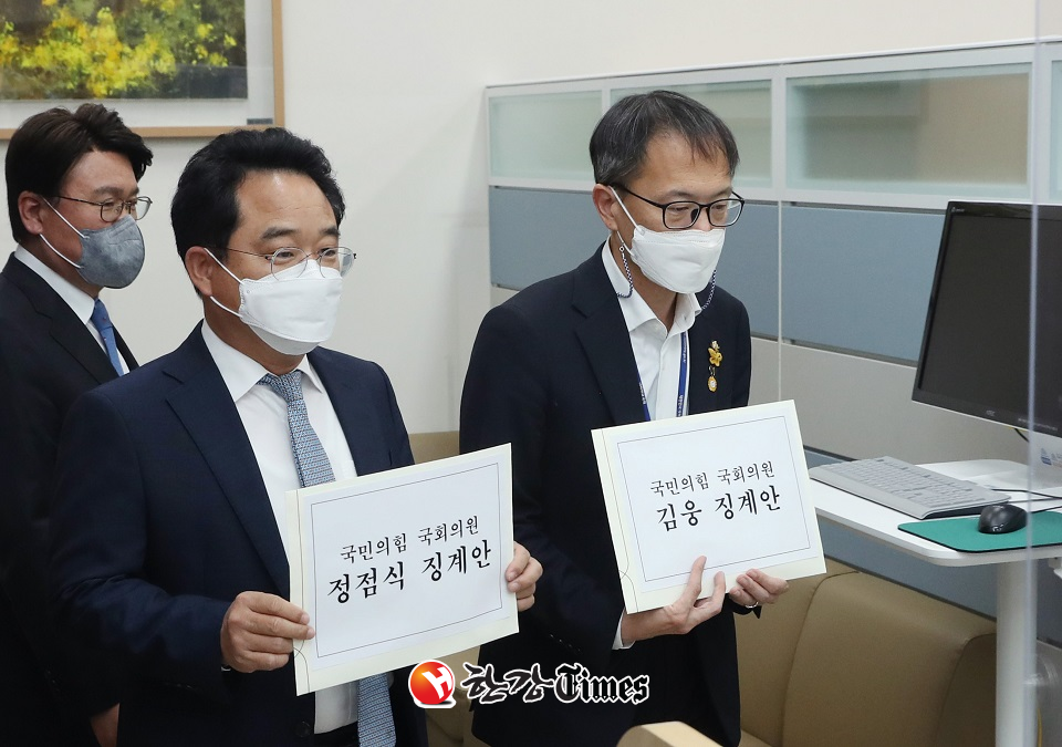 더불어민주당 고발사주 국기문란 진상규명 TF 단장인 박주민 의원과 부단장인 민병덕 의원이 21일 서울 여의도 국회 의안과에서 국민의힘 김웅, 정점식 의원 징계안을 제출하고 있다. (사진=뉴시스)