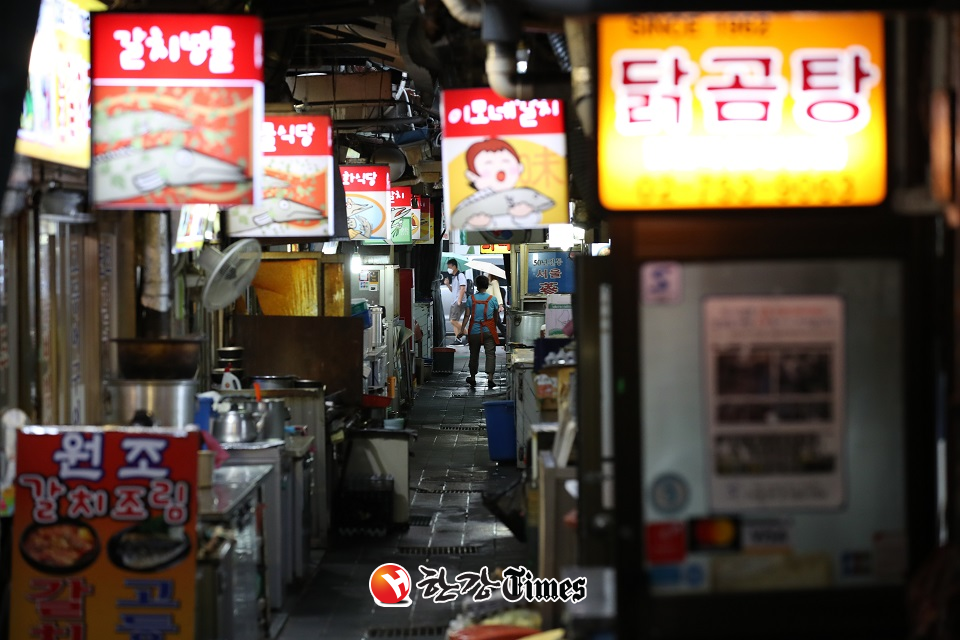 일상회복지원위원회가 11월 음식점과 카페 등의 영업시간 제한을 해제하는 방안을 검토하고 있는 것으로 전해졌다 (사진=뉴시스)