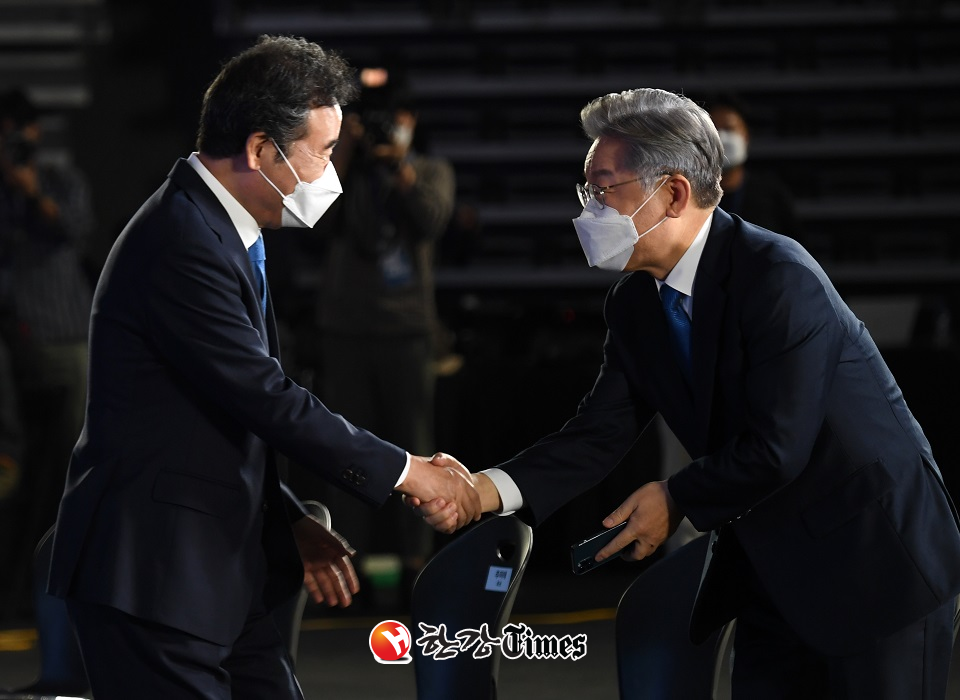 민주당 이재명 후보와 이낙연 전 대표가 24일 오후 회동을 갖고 원팀 구성을 위한 이야기를 나눌 예정이다 (사진=뉴시스)