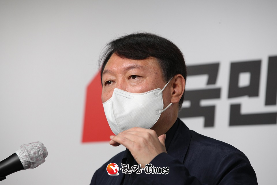 국민의힘 대선주자인 윤석열 전 검찰총장이 전두환 옹호와 개 사과 논란이 일면서 지지율이 떨어지는 모습을 보이고 있다 (사진=뉴시스)