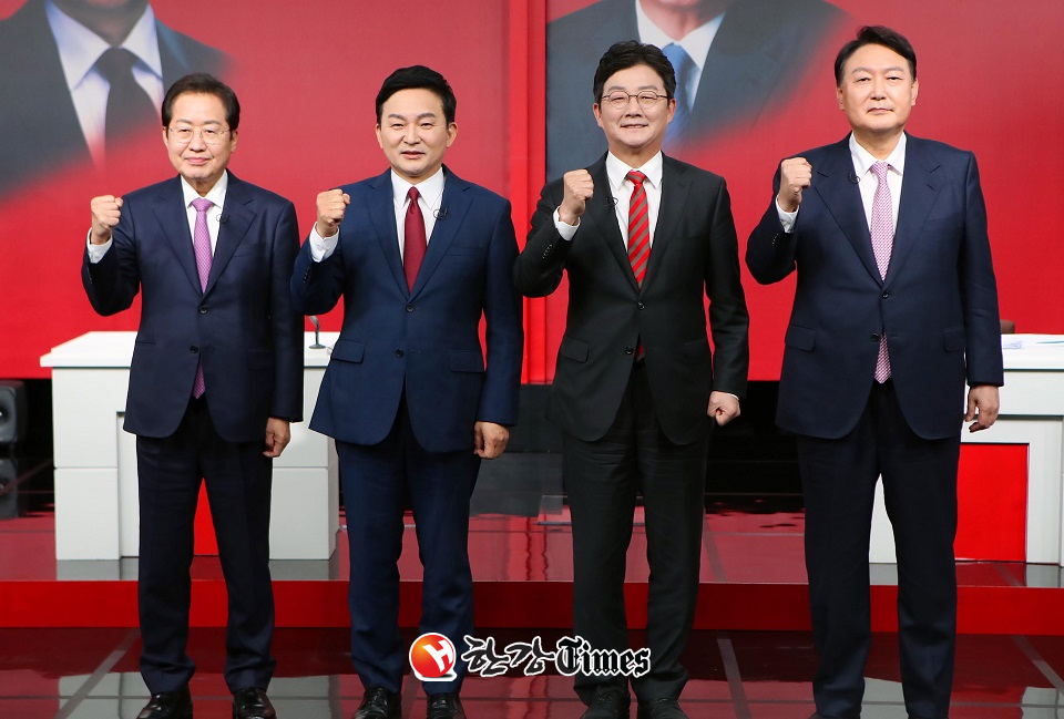 제20대 대통령선거 경선 후보 토론회에 앞서 기념촬영을 하고 있다. 왼쪽부터 홍준표, 원희룡, 유승민, 윤석열 후보. (사진=뉴시스)