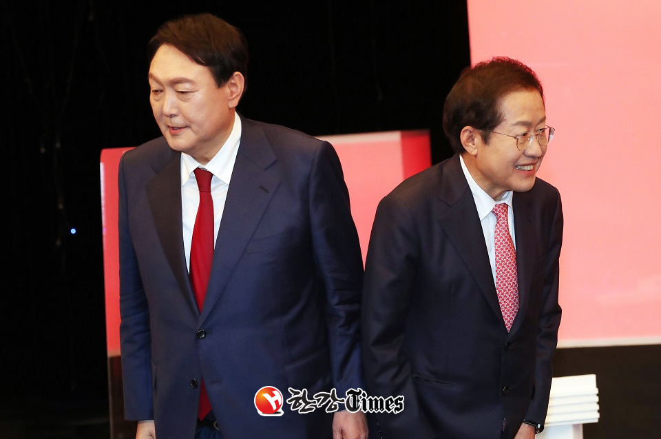 윤석열 후보와 홍준표 후보가 25일 오후 대전 서구 KBS에서 열린 국민의힘 대전·세종·충남·충북지역 대선 경선 후보 합동토론회에 앞서 인사하고 있다.(사진=뉴시스)