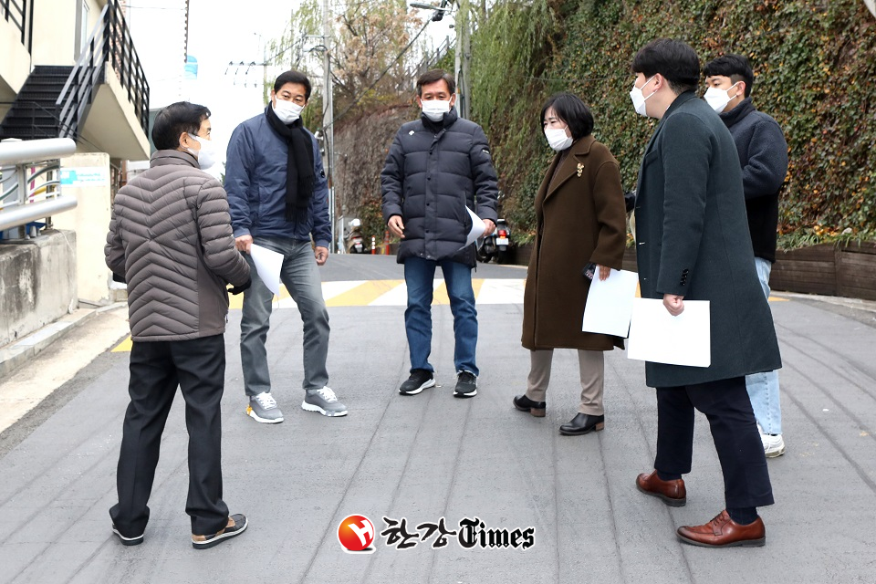 (좌측 두 번째부터)길기영, 윤판오, 이화묵, 이승용 의원이 열선이 설치된 도로 현장을 살펴보고 있다.