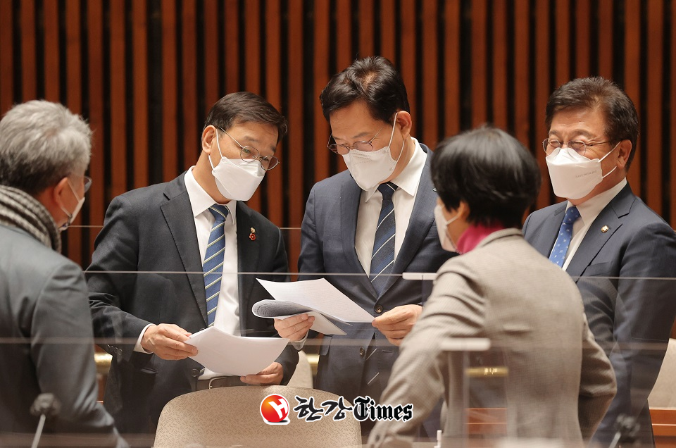 송영길 더불어민주당 대표가 6일 오후 서울 여의도 국회에서 열린 정책의원총회에서 의원들과 대화하고 있다. (사진=뉴시스)