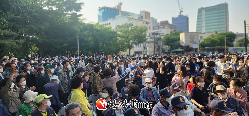 정원오 성동구청장 후보 집중유세에 왕십리역 광장에 모여든 인파