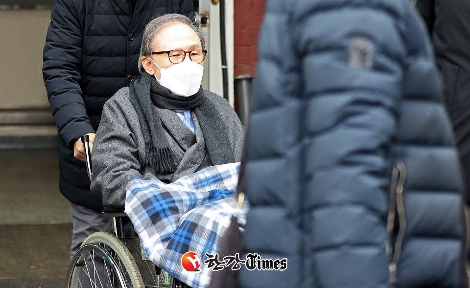 동부구치소 수감 도중 기저질환 치료를 위해 50여일 간 병원에서 치료를 받은 이명박 전 대통령이 지난해 10일 오후 서울 종로구 서울대병원에서 퇴원하고 있다. (사진=뉴시스)