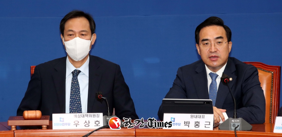 박홍근(오른쪽) 더불어민주당 원내대표가 29일 국회 당대표실에서 열린 비대위 회의에서 발언을 하고있다. (사진=뉴시스)