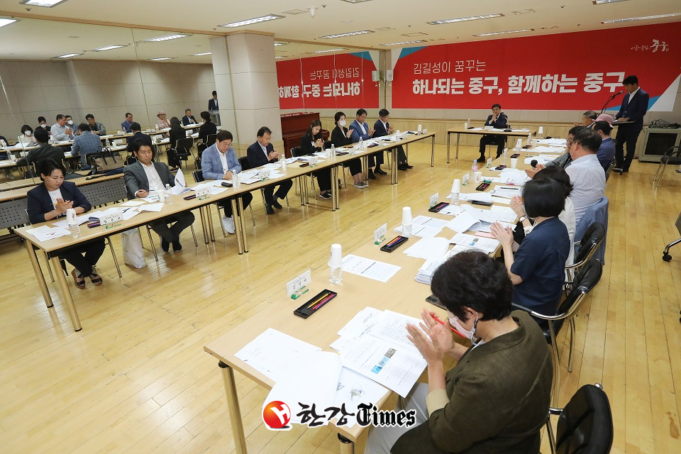 김길성 중구청장직 인수위가 구정방향 공유 간담회를 진행하고 있다.