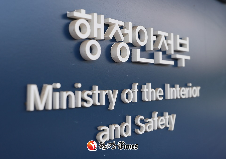 세금만 축내는 정부위원회가 대폭 정비된다 (사진=뉴시스)