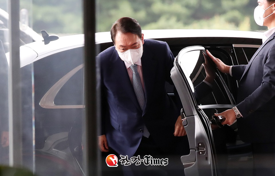 윤석열 대통령이 15일 서울 용산 대통령실 청사로 출근하고 있다 (사진=뉴시스)