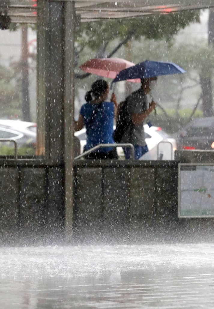 중부지방에 호우특보가 발효된 8일 을지로입구역에서 시민들이 쏟아지는 비에 발걸음을 멈추고 있다.(사진=뉴시스)