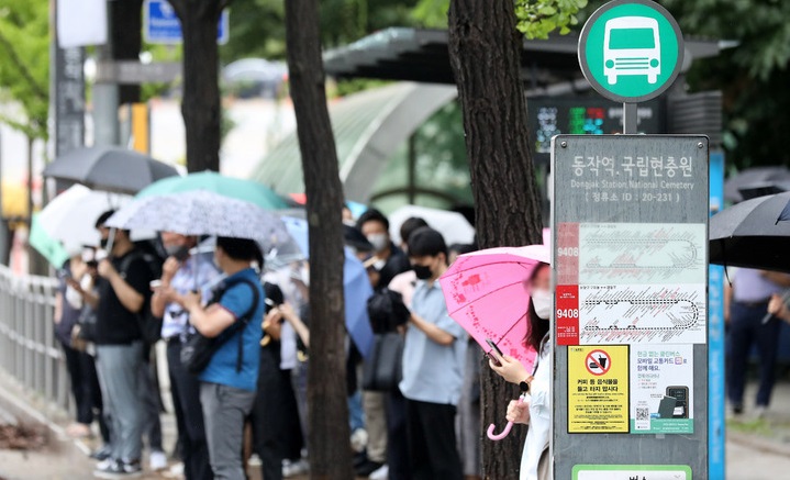 9일 동작역 앞 버스정류소에서 시민들이 버스를 기다리고 있다.(사진=뉴시스)