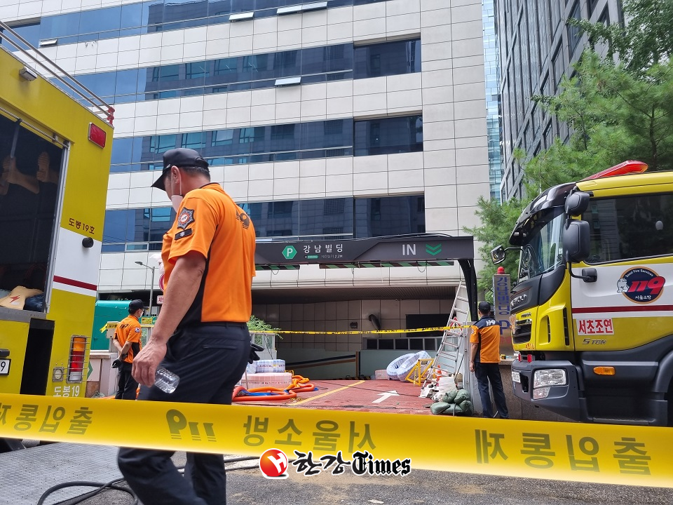 최근 중부지방을 중심으로 내린 기록적인 폭우로 인해 서울 서초구 강남빌딩에서 실종됐던 40대 남성 1명이 11일 오후 숨진 채 발견됐다. (사진=뉴시스)